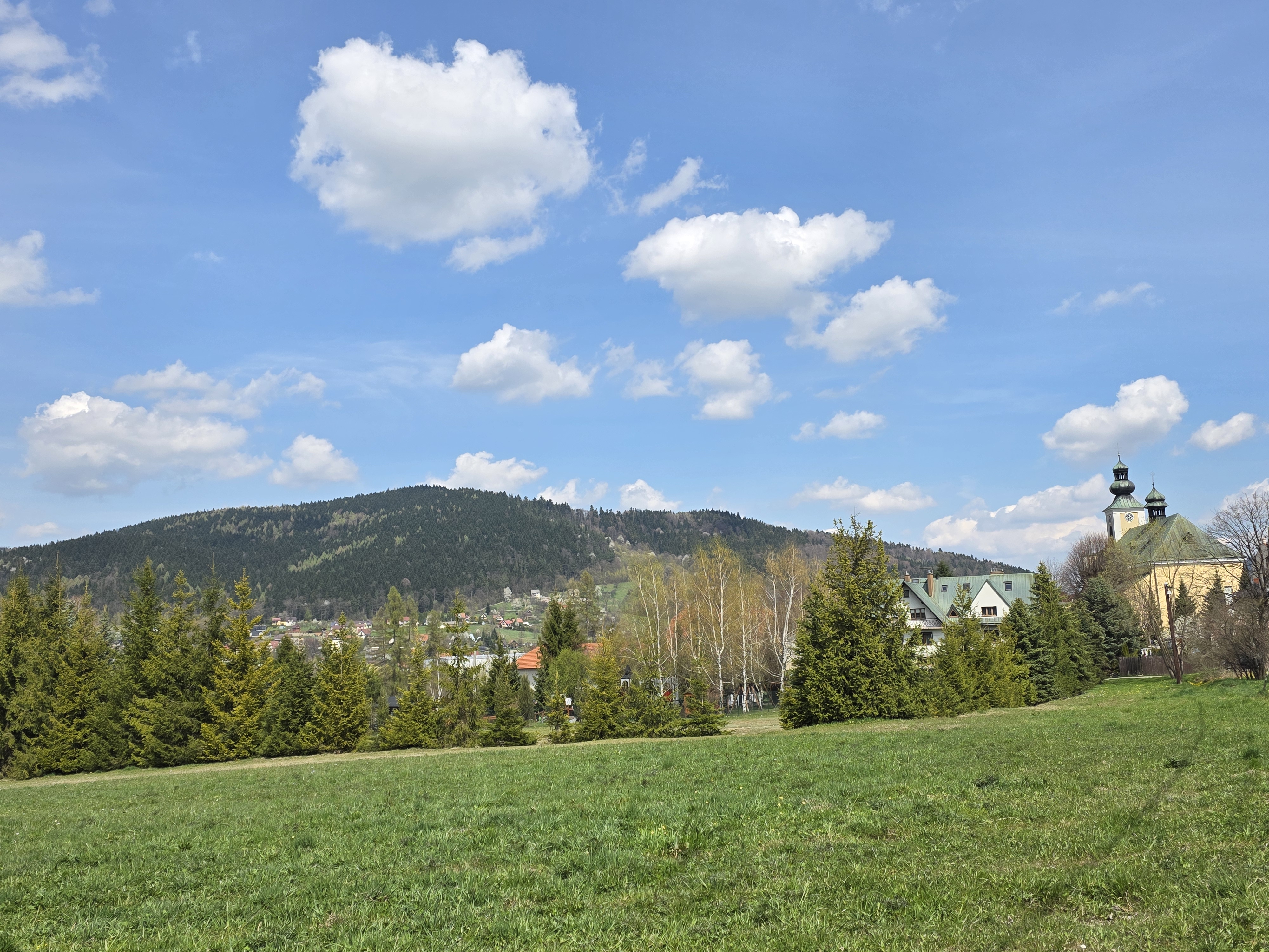 Tymbark (widok na Zęzów) w południe, w słoneczną niedzielę