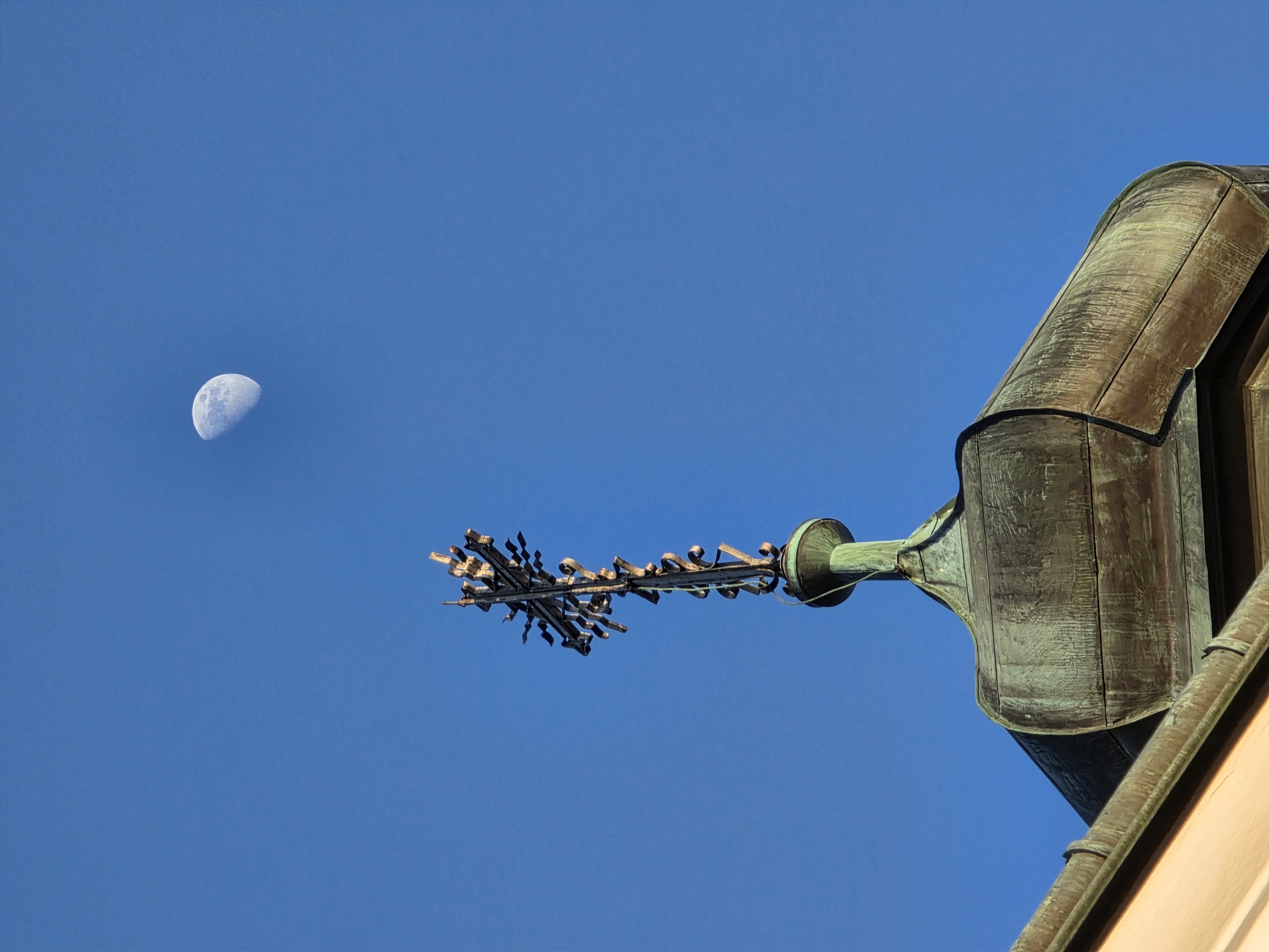 „Srebrna czara wypełnia się blaskiem w bezkresnej ciszy błękitu” – tytuł zdjęcia zaproponowany przez Al