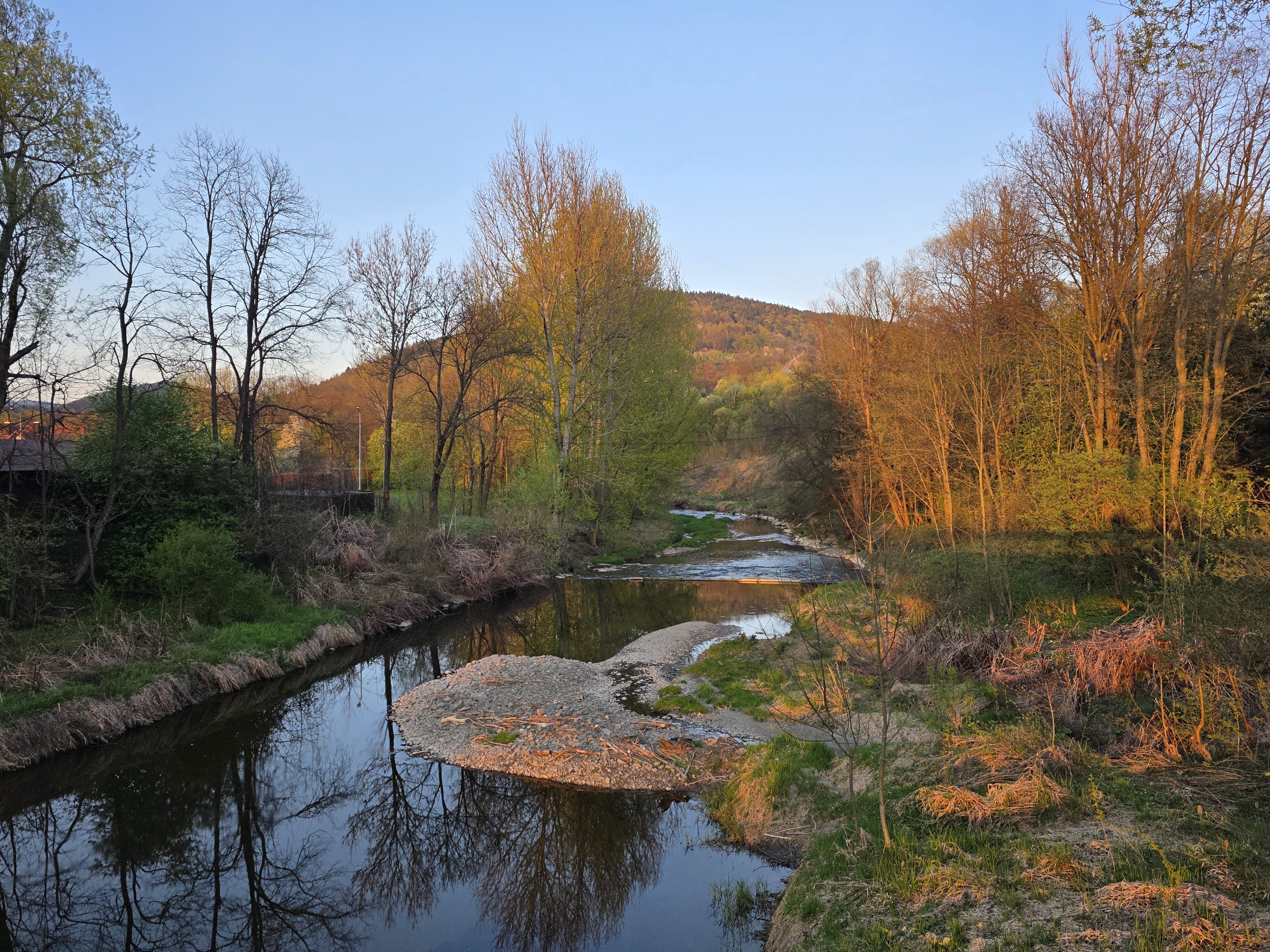 Tymbark, góra Paproć i rzeka Łososina o zachodzie słońca