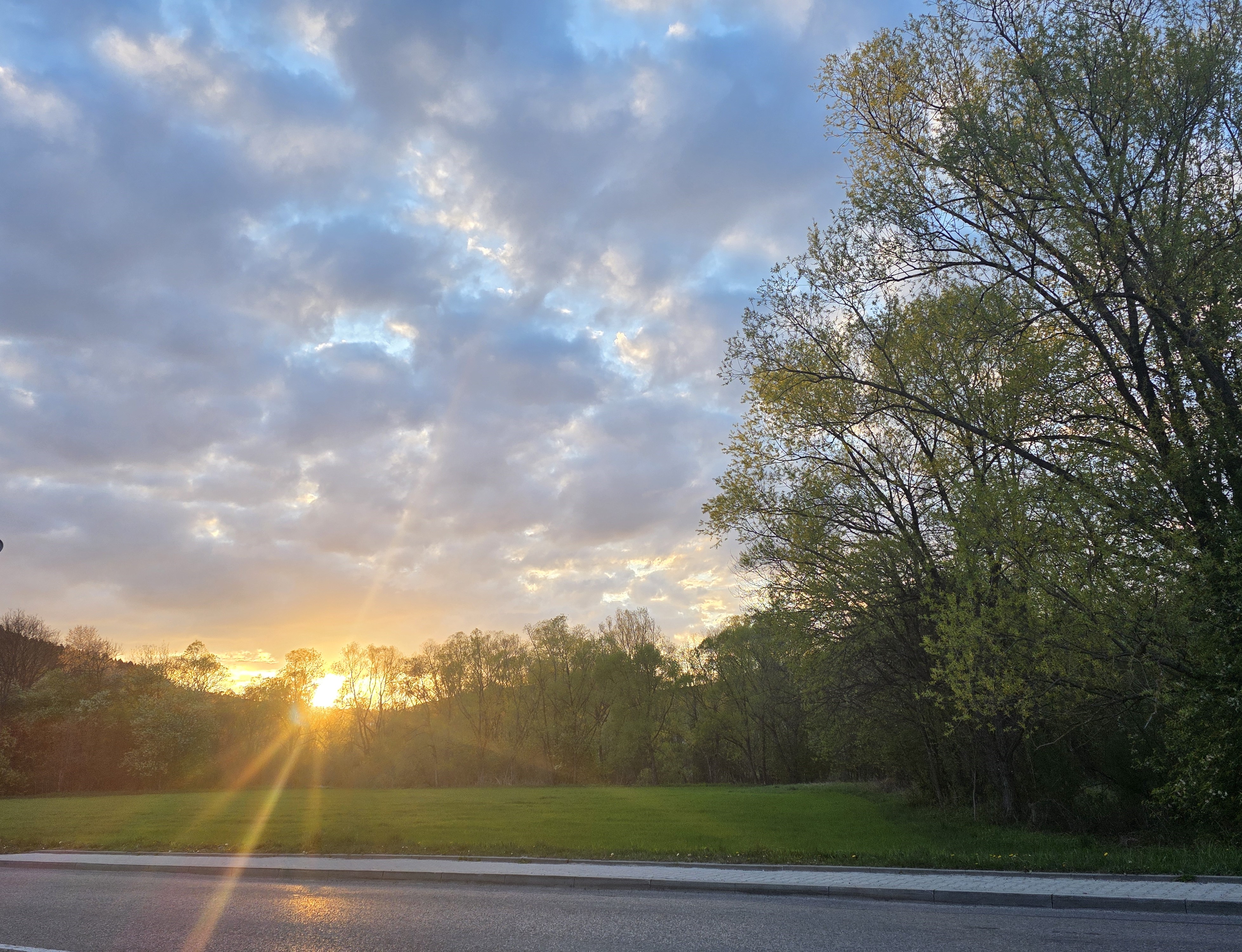 Dzisiejszy zachód słońca widziany w Piekiełku i w Tymbarku