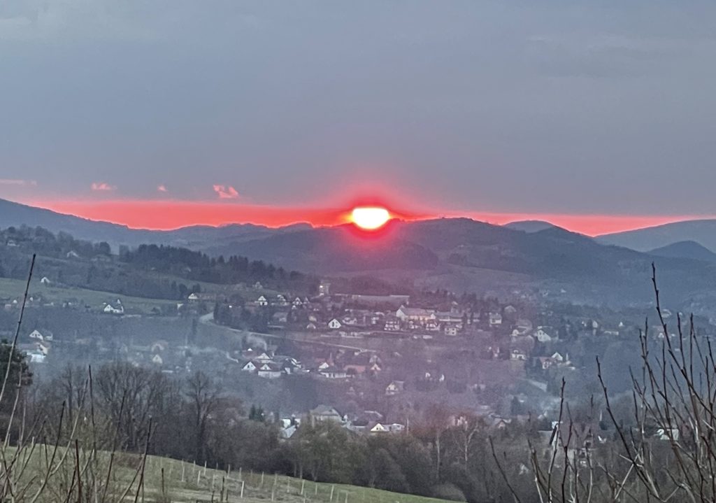 Wielkopiątkowy zachód słońca nad Tymbarkiem