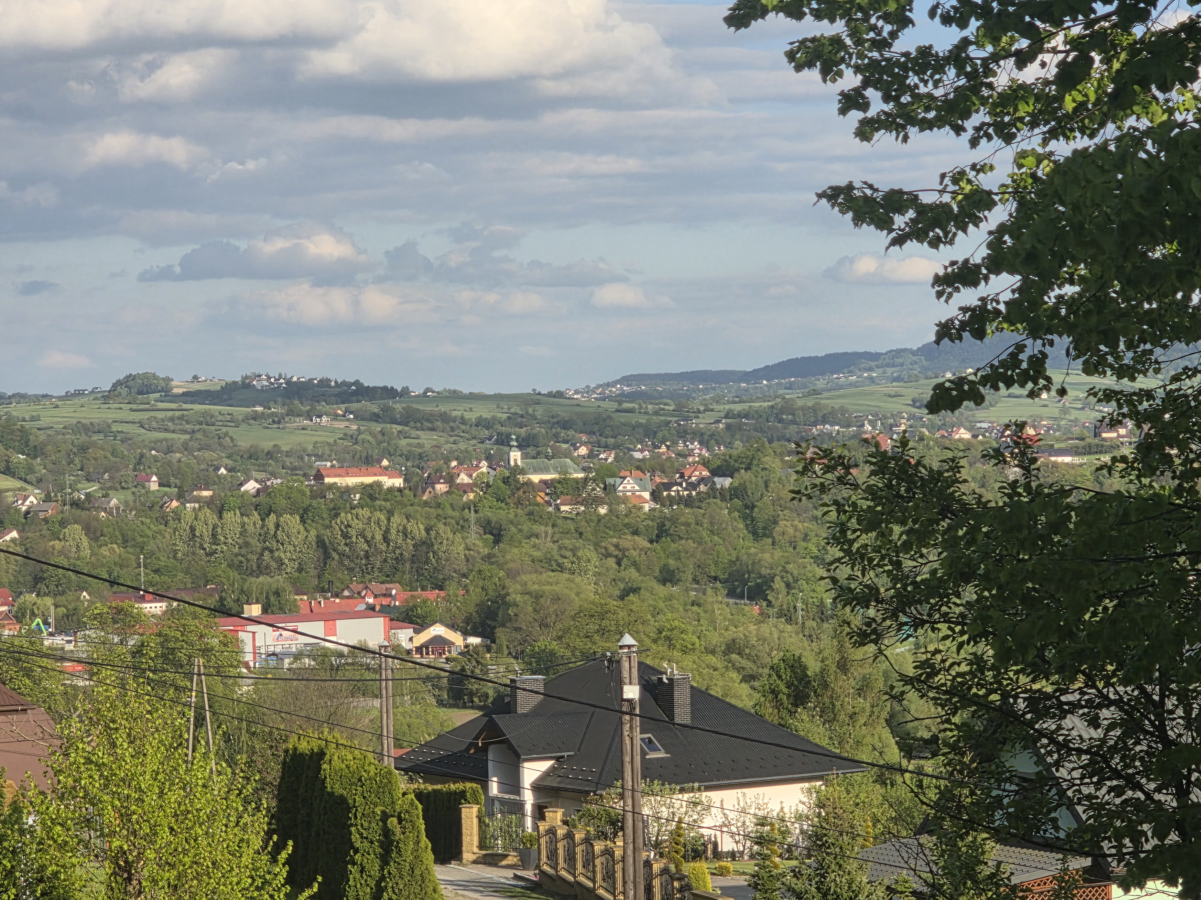 Tymbark – patrząc z osiedla Na Górach (pod Zęzowem)