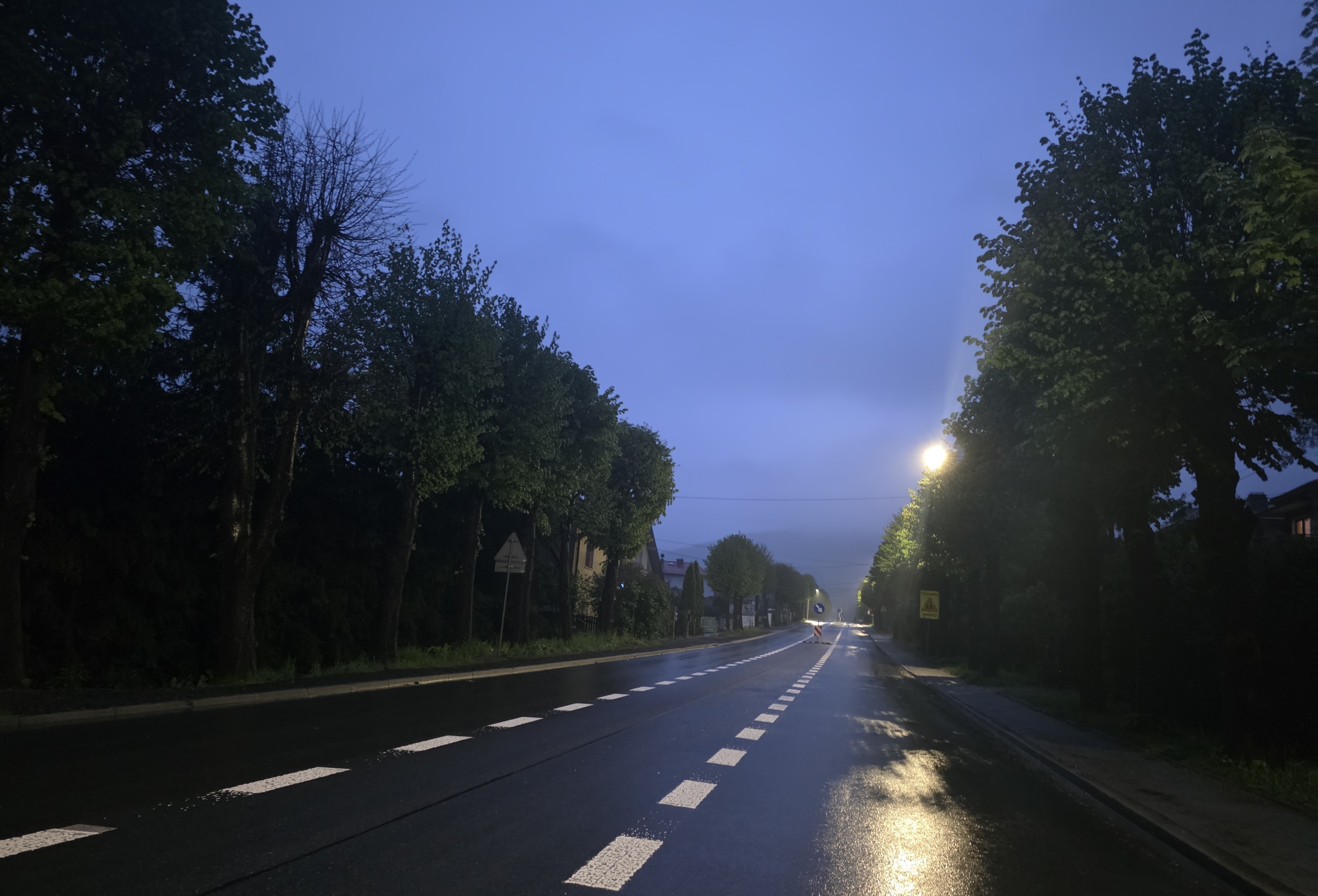 Tymbark, ul.Kazimierza Wielkiego w deszczowy niedzielny wieczór