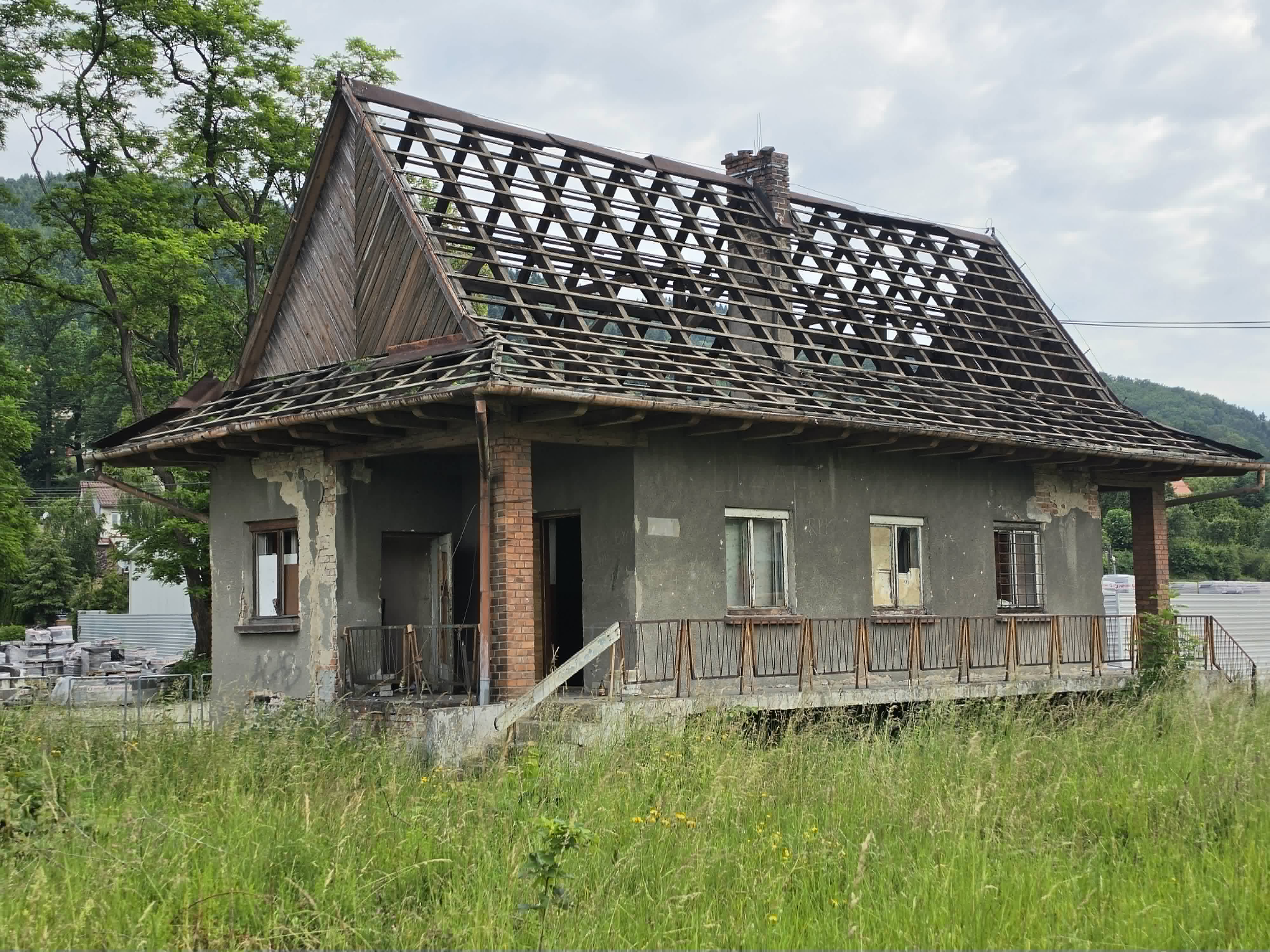 Trwają prace rozbiórkowe pozostałych budynków kolejowych