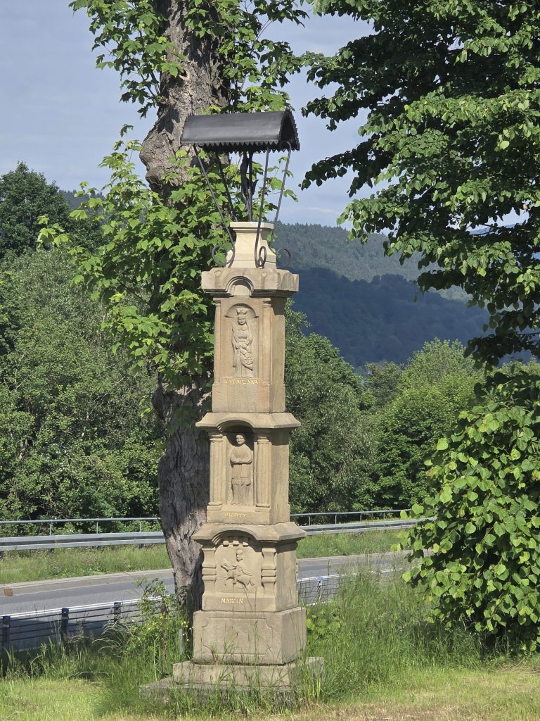 Podłopień – kapliczka przy DK 28