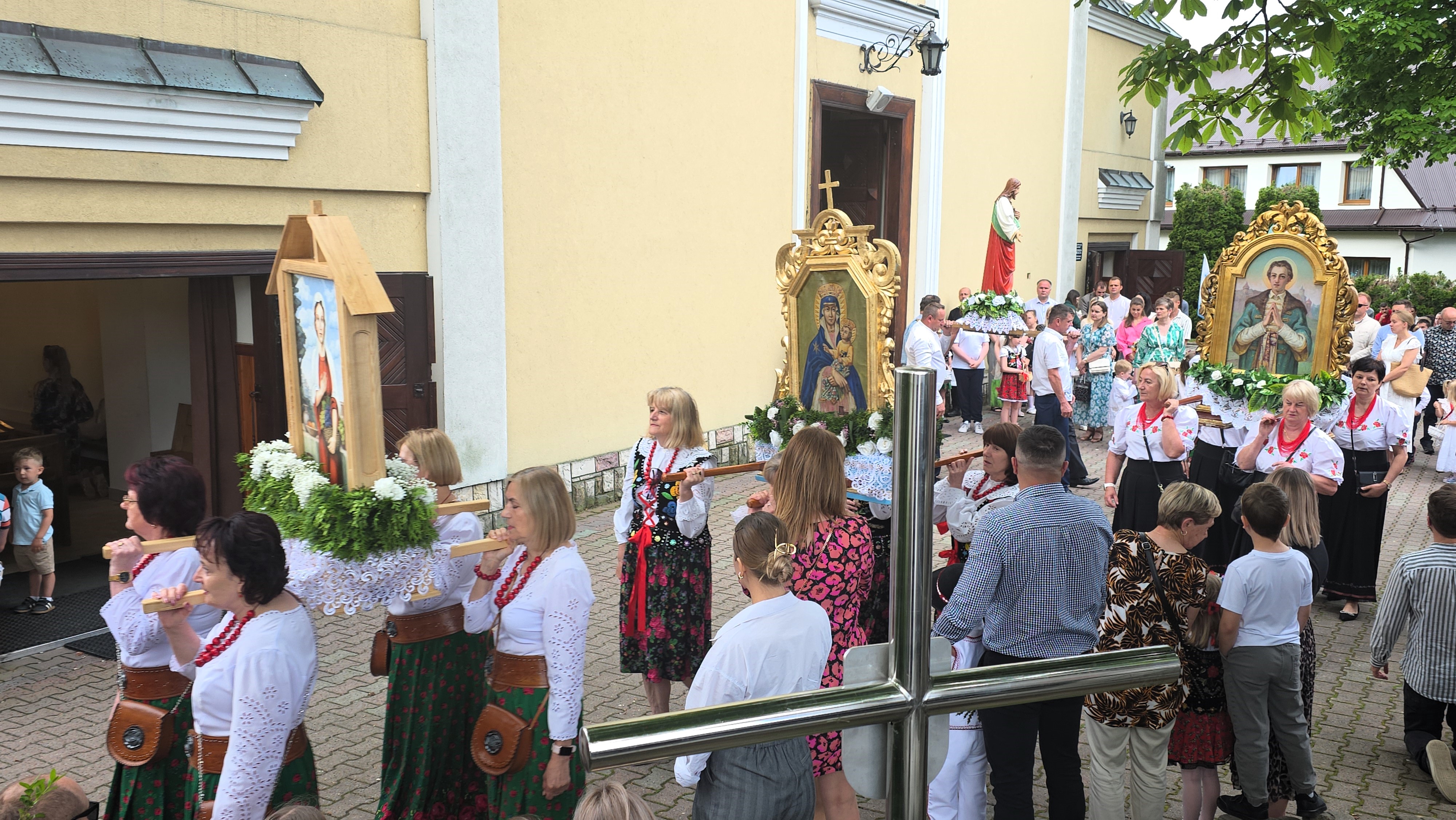 Niedziela w oktawie Bożego Ciała – Procesja Eucharystyczna w parafii Tymbark (galeria zdjęć)