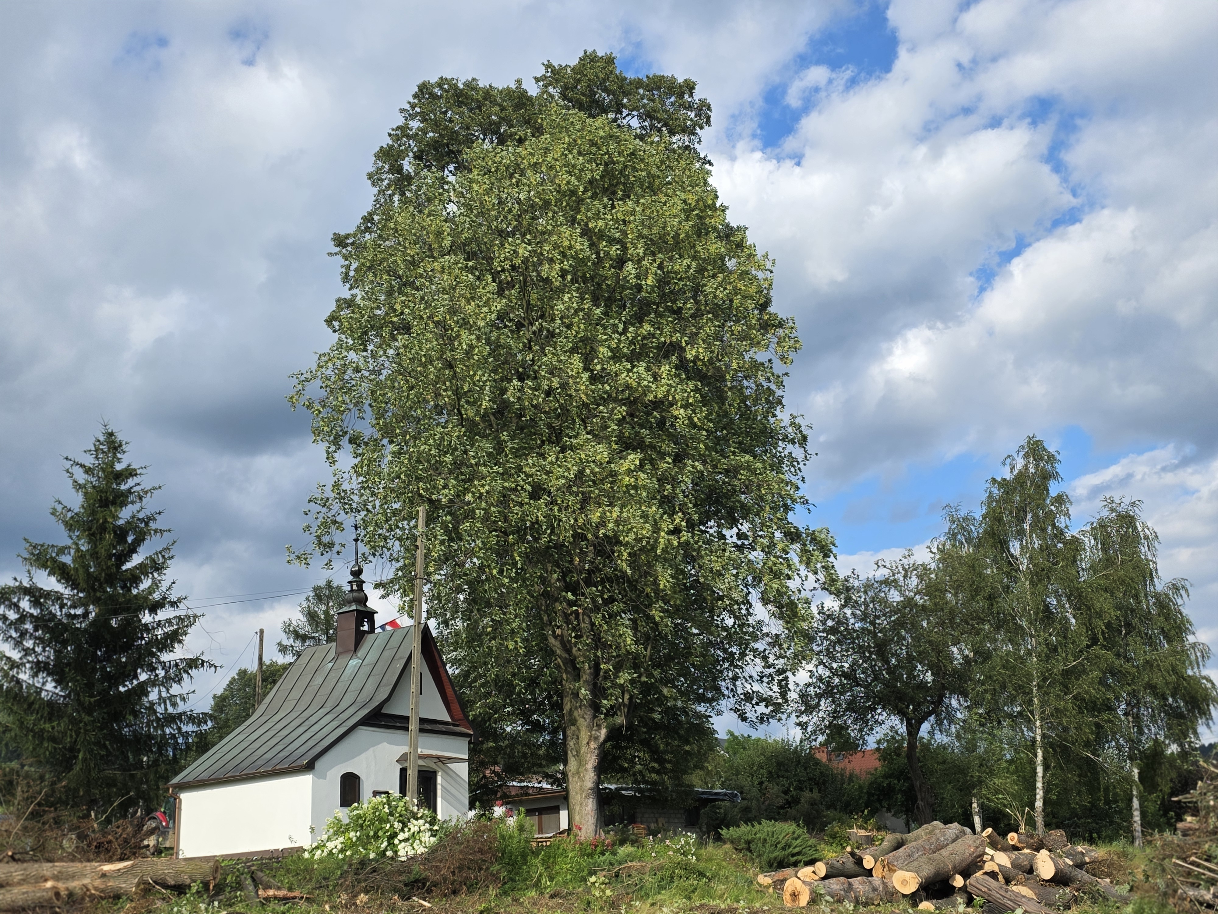 Kapliczka podczas prac związanych z koleją – stan na 08.07.2026