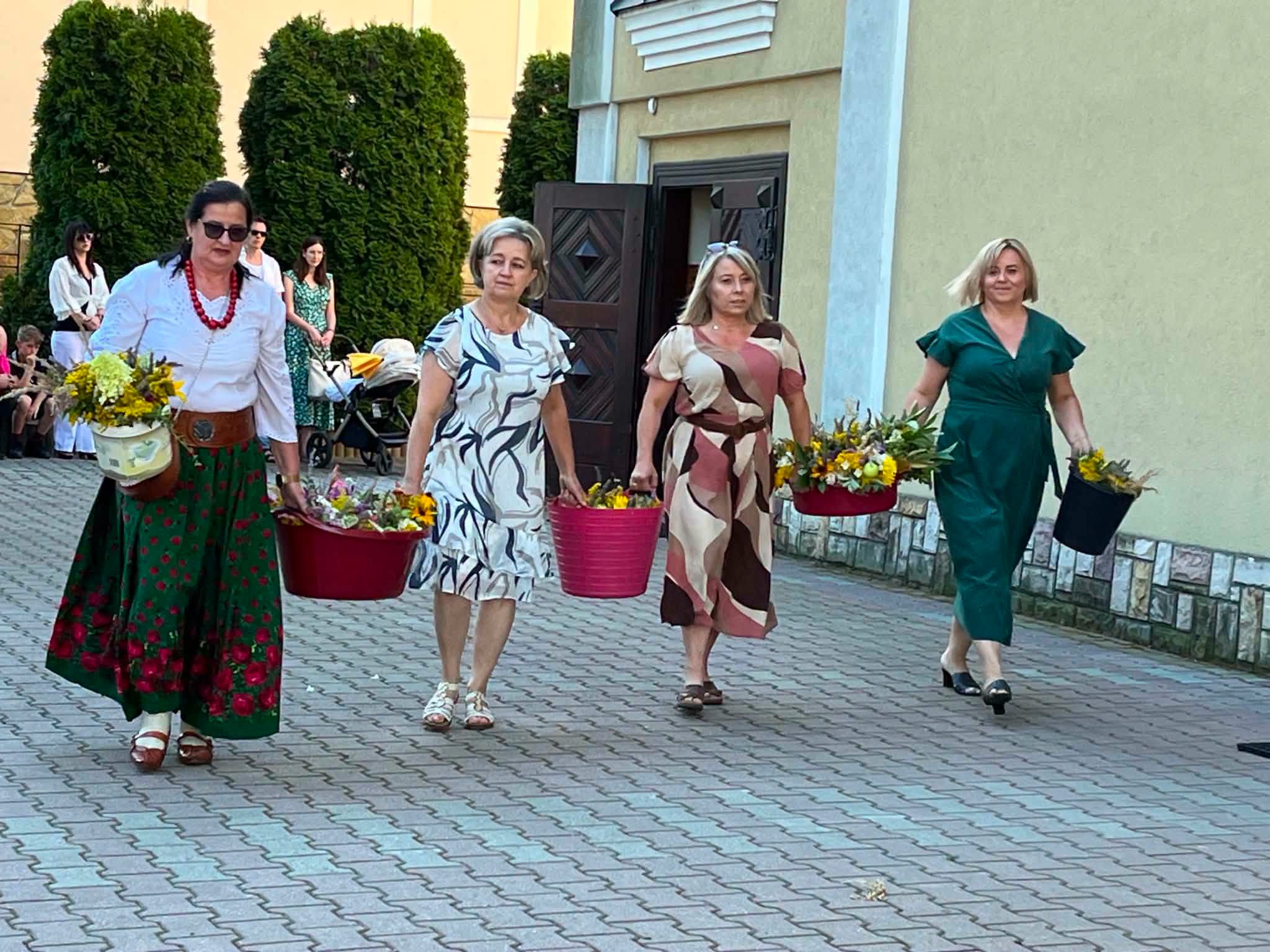 KGW Tymbark o wydarzeniach w Święto Matki Bożej Zielnej- o wieńcu dożynkowym oraz, iż 303 bukiety to za mało!