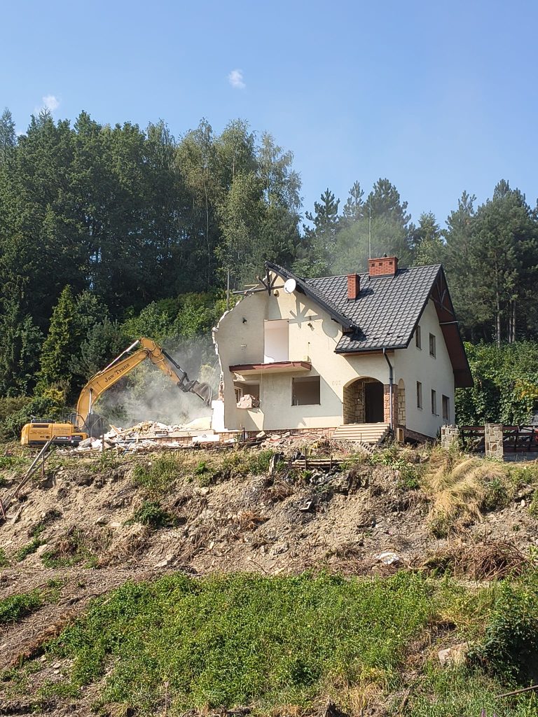 Tymbark – trwa wyburzenie następnego domu w związku z inwestycją kolejową Piekiełko – Podłęże