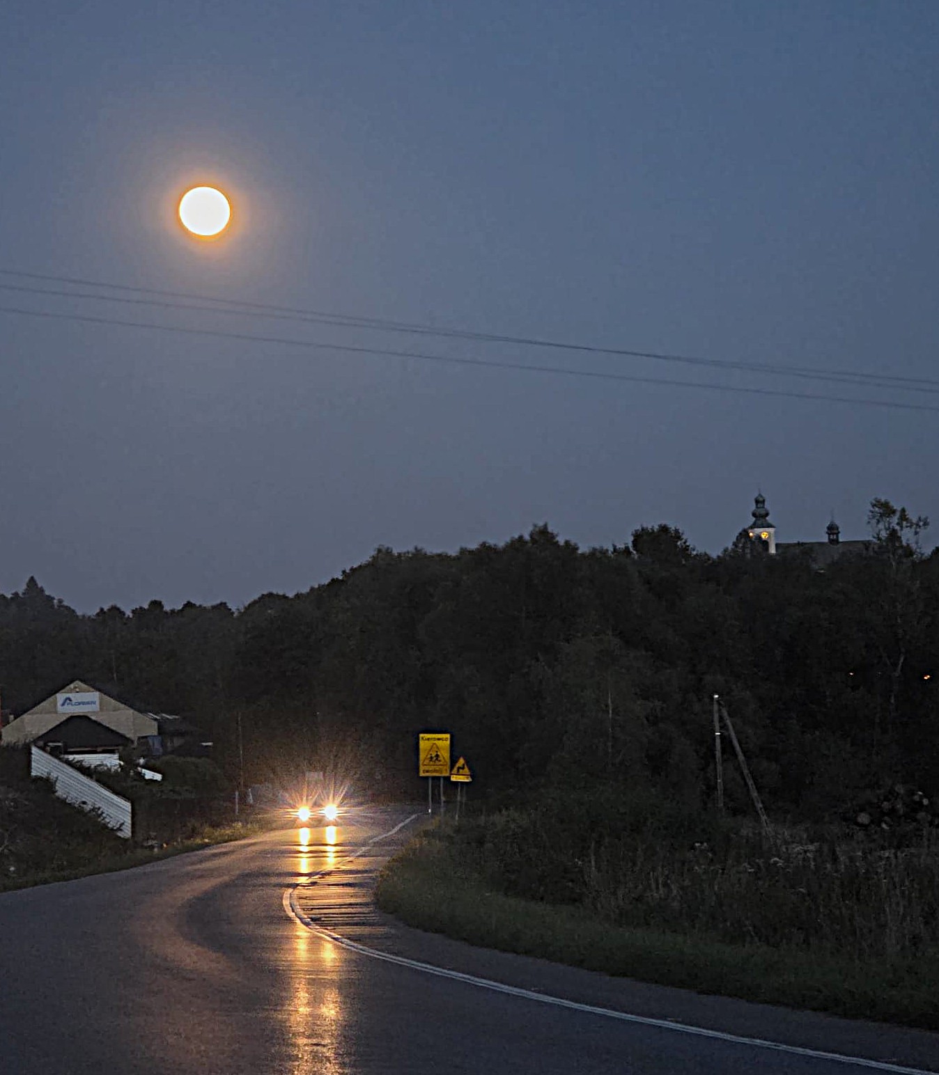 Fotka z nocnego Tymbarku w pełnię księżyca