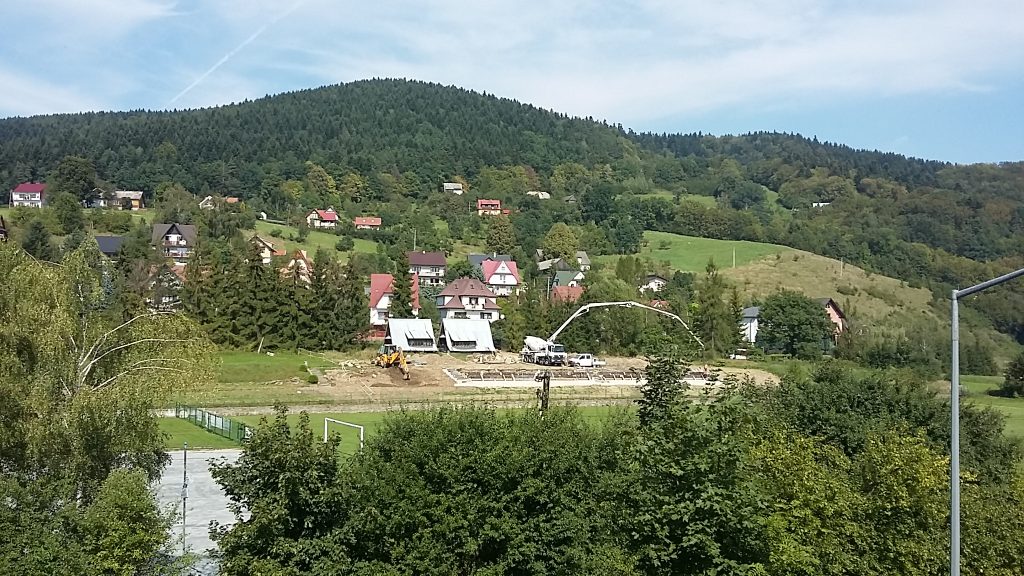 Okruchy historii – budowa trybun na boisku Harnasia – wrzesień 2016 rok